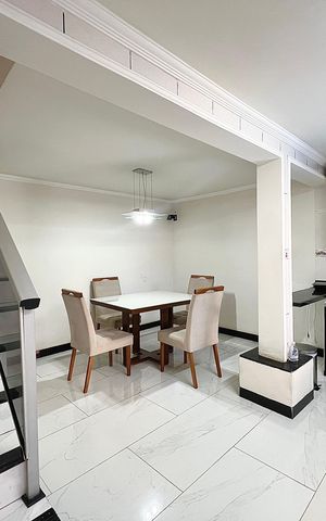 Casa à venda com 250m², 3 quartos e 4 vagas Casa à venda com 250m², 3 quartos e 4 vagasEscada