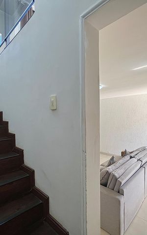 Casa à venda com 250m², 3 quartos e 4 vagas Casa à venda com 250m², 3 quartos e 4 vagasEscada