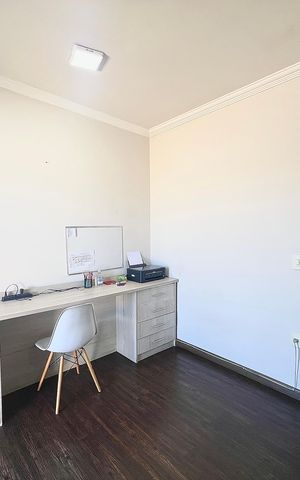 Casa à venda com 250m², 3 quartos e 4 vagas Casa à venda com 250m², 3 quartos e 4 vagasEscritório