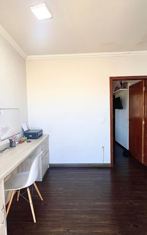Casa à venda com 250m², 3 quartos e 4 vagas Casa à venda com 250m², 3 quartos e 4 vagasEscritório
