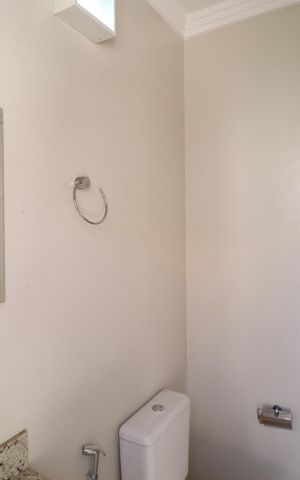 Casa para alugar com 200m², 3 quartos e 4 vagasBanheiro da varanda