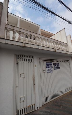 Casa à venda com 138m², 3 quartos e 1 vagaFachada