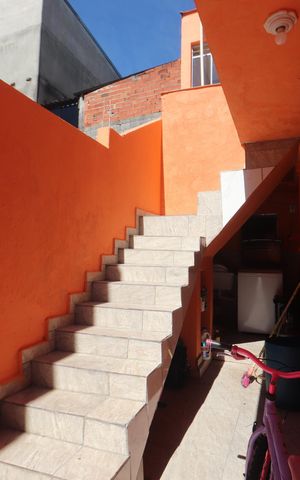 Casa para alugar com 100m², 2 quartos e 1 vagaEscada de acesso
