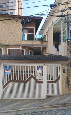 Casa à venda com 207m², 3 quartos e 4 vagas Casa à venda com 207m², 3 quartos e 4 vagasFachada