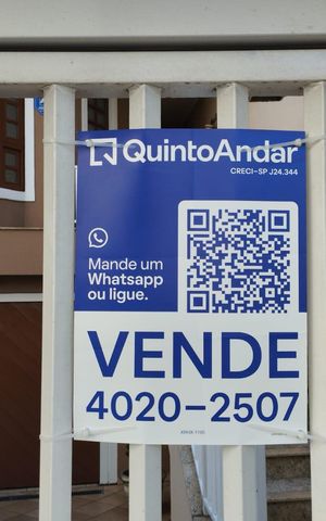 Casa à venda com 207m², 3 quartos e 4 vagas Casa à venda com 207m², 3 quartos e 4 vagasFachada