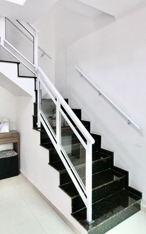 Casa à venda com 70m², 2 quartos e 1 vaga Casa à venda com 70m², 2 quartos e 1 vagaEscada