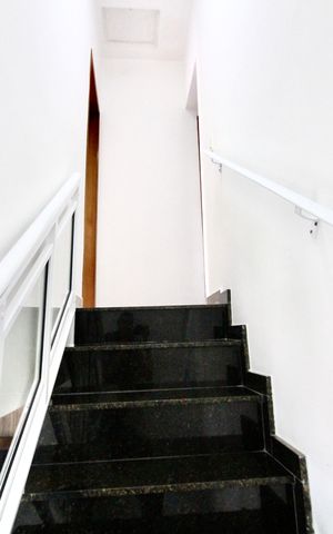 Casa à venda com 70m², 2 quartos e 1 vaga Casa à venda com 70m², 2 quartos e 1 vagaEscada