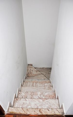 Casa à venda com 90m², 2 quartos e 1 vaga Casa à venda com 90m², 2 quartos e 1 vagaDetalhe - Escada Quartos