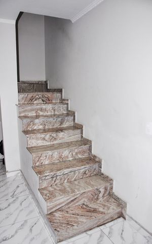 Casa à venda com 90m², 2 quartos e 1 vaga Casa à venda com 90m², 2 quartos e 1 vagaDetalhe - Escada Quartos