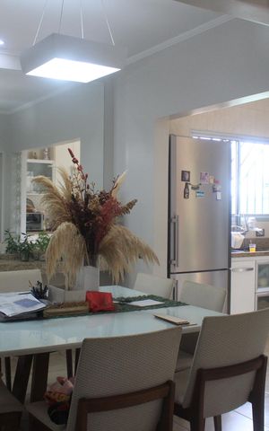 Casa à venda com 250m², 3 quartos e 2 vagasSala