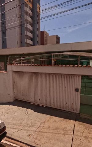 Casa para alugar com 240m², 4 quartos e 4 vagas Casa para alugar com 240m², 4 quartos e 4 vagasFachada