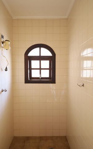 Casa à venda com 320m², 5 quartos e 4 vagasBanheiro de serviço