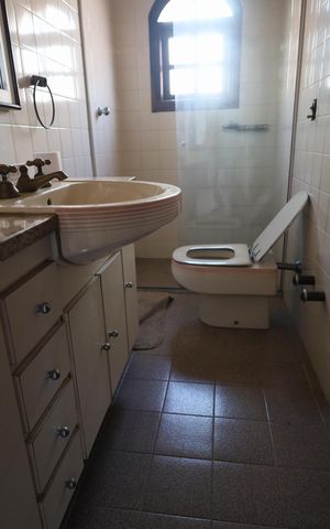 Casa à venda com 320m², 5 quartos e 4 vagasBanheiro da Suíte 4