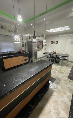 Casa à venda com 260m², 4 quartos e 5 vagas Casa à venda com 260m², 4 quartos e 5 vagasCozinha