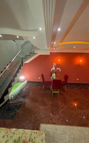 Casa à venda com 260m², 4 quartos e 5 vagas Casa à venda com 260m², 4 quartos e 5 vagasSala