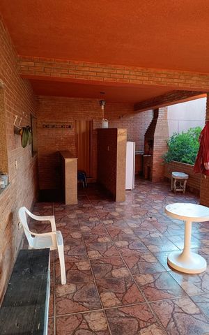 Casa à venda com 260m², 4 quartos e 5 vagas Casa à venda com 260m², 4 quartos e 5 vagasÁrea externa