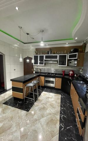 Casa à venda com 260m², 4 quartos e 5 vagas Casa à venda com 260m², 4 quartos e 5 vagasCozinha