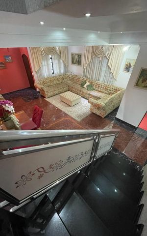 Casa à venda com 260m², 4 quartos e 5 vagas Casa à venda com 260m², 4 quartos e 5 vagasSala