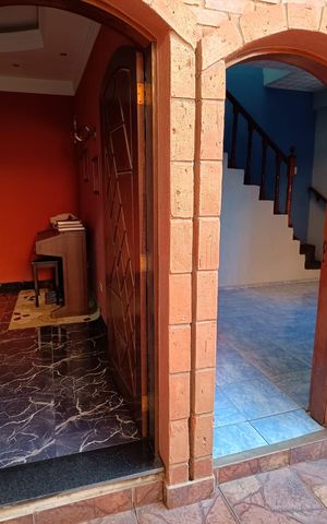 Casa à venda com 260m², 4 quartos e 5 vagas Casa à venda com 260m², 4 quartos e 5 vagasÁrea externa