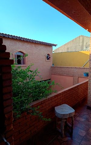 Casa à venda com 260m², 4 quartos e 5 vagas Casa à venda com 260m², 4 quartos e 5 vagasÁrea externa