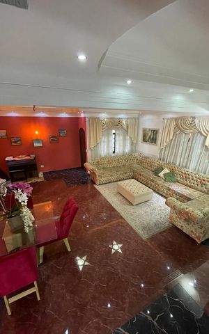 Casa à venda com 260m², 4 quartos e 5 vagas Casa à venda com 260m², 4 quartos e 5 vagasSala