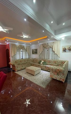 Casa à venda com 260m², 4 quartos e 5 vagas Casa à venda com 260m², 4 quartos e 5 vagasSala