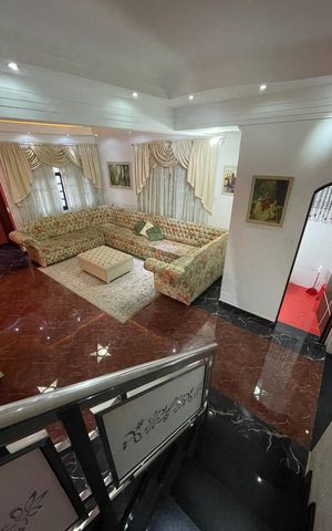 Casa à venda com 260m², 4 quartos e 5 vagas Casa à venda com 260m², 4 quartos e 5 vagasSala