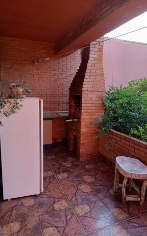 Casa à venda com 260m², 4 quartos e 5 vagas Casa à venda com 260m², 4 quartos e 5 vagasÁrea externa