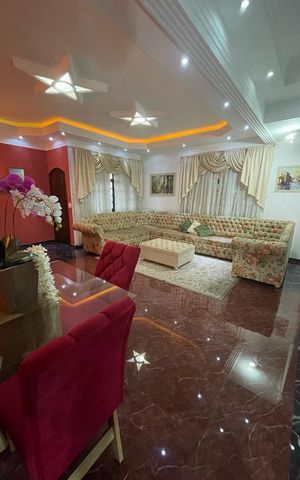 Casa à venda com 260m², 4 quartos e 5 vagas Casa à venda com 260m², 4 quartos e 5 vagasSala