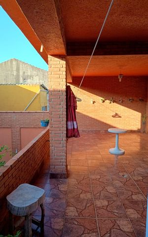 Casa à venda com 260m², 4 quartos e 5 vagas Casa à venda com 260m², 4 quartos e 5 vagasÁrea externa