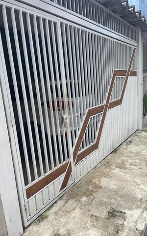 Casa à venda com 138m², 2 quartos e 2 vagas Casa à venda com 138m², 2 quartos e 2 vagasFachada