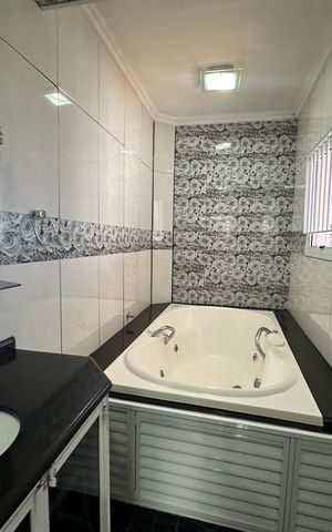 Casa à venda com 308m², 3 quartos e 2 vagas Casa à venda com 308m², 3 quartos e 2 vagasBanheiro da Suíte 2