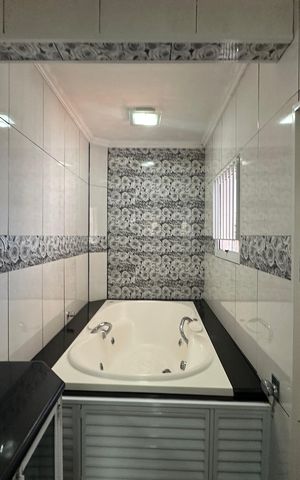 Casa à venda com 308m², 3 quartos e 2 vagas Casa à venda com 308m², 3 quartos e 2 vagasBanheiro da Suíte 2