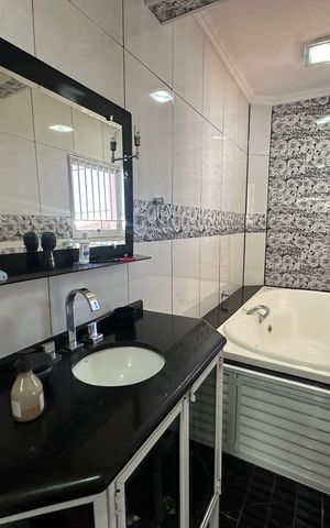 Casa à venda com 308m², 3 quartos e 2 vagas Casa à venda com 308m², 3 quartos e 2 vagasBanheiro da Suíte 2