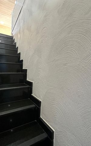 Casa à venda com 308m², 3 quartos e 2 vagas Casa à venda com 308m², 3 quartos e 2 vagasEscada