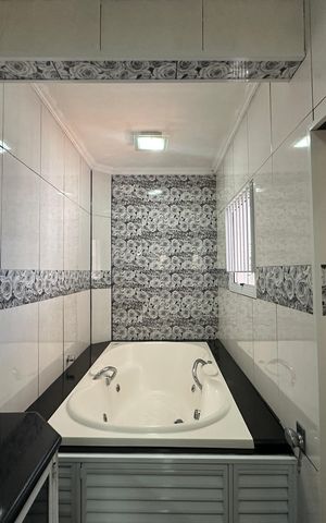 Casa à venda com 308m², 3 quartos e 2 vagas Casa à venda com 308m², 3 quartos e 2 vagasBanheiro da Suíte 2