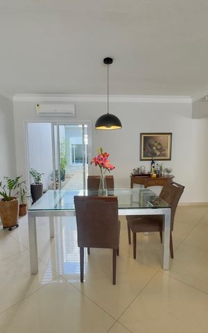 Casa à venda com 300m², 3 quartos e 6 vagas Casa à venda com 300m², 3 quartos e 6 vagasSala