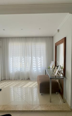 Casa à venda com 300m², 3 quartos e 6 vagas Casa à venda com 300m², 3 quartos e 6 vagasSala