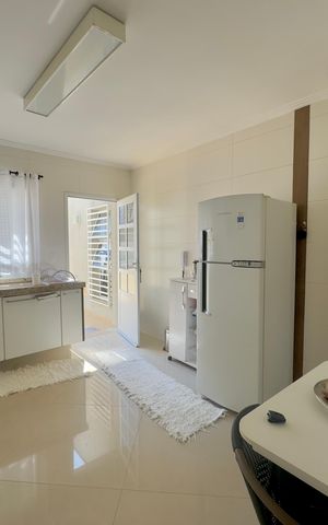 Casa à venda com 300m², 3 quartos e 6 vagas Casa à venda com 300m², 3 quartos e 6 vagasCozinha