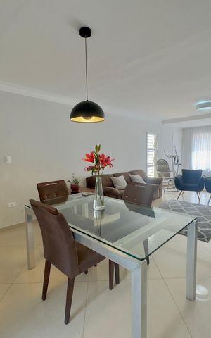 Casa à venda com 300m², 3 quartos e 6 vagas Casa à venda com 300m², 3 quartos e 6 vagasSala