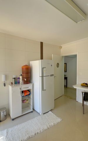 Casa à venda com 300m², 3 quartos e 6 vagas Casa à venda com 300m², 3 quartos e 6 vagasCozinha