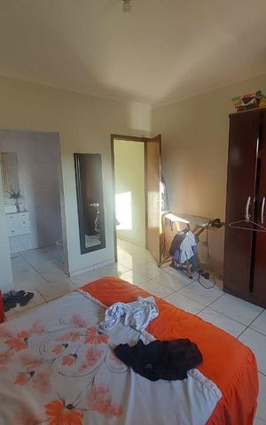 Casa à venda com 335m², 2 quartos e 4 vagas Casa à venda com 335m², 2 quartos e 4 vagasQuarto