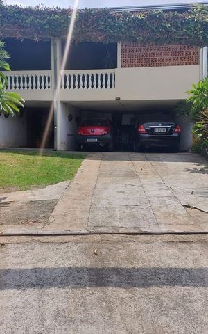 Casa à venda com 335m², 2 quartos e 4 vagas Casa à venda com 335m², 2 quartos e 4 vagasFachada
