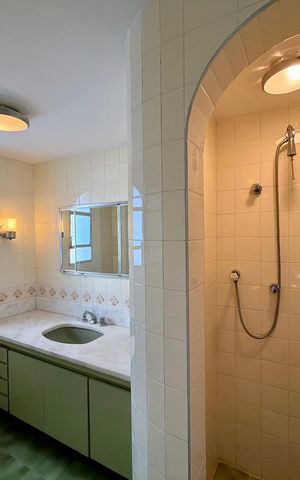 Apartamento à venda com 240m², 4 quartos e 2 vagas Apartamento à venda com 240m², 4 quartos e 2 vagasBanheiro 1