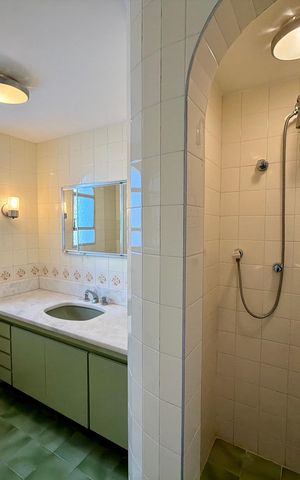 Apartamento à venda com 240m², 4 quartos e 2 vagas Apartamento à venda com 240m², 4 quartos e 2 vagasBanheiro 1