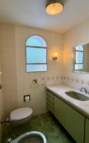 Apartamento à venda com 240m², 4 quartos e 2 vagas Apartamento à venda com 240m², 4 quartos e 2 vagasBanheiro 1