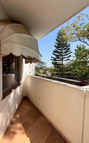 Apartamento à venda com 240m², 4 quartos e 2 vagas Apartamento à venda com 240m², 4 quartos e 2 vagasVaranda
