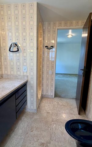 Apartamento à venda com 240m², 4 quartos e 2 vagas Apartamento à venda com 240m², 4 quartos e 2 vagasBanheiro 2