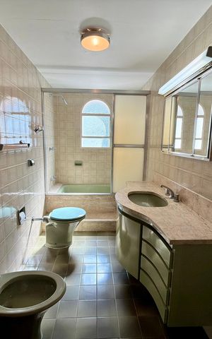 Apartamento à venda com 240m², 4 quartos e 2 vagas Apartamento à venda com 240m², 4 quartos e 2 vagasBanheiro 3