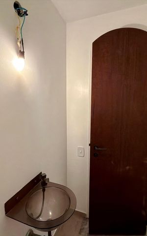 Apartamento à venda com 240m², 4 quartos e 2 vagas Apartamento à venda com 240m², 4 quartos e 2 vagasLavabo